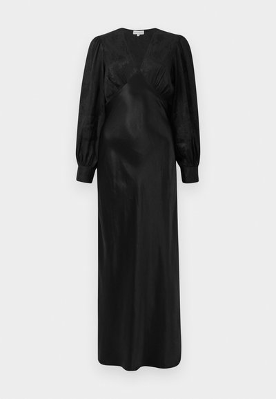 Zwarte satijnen maxi-jurk met lange pofmouwen en een diepe V-hals met geplooide voorkant, die een gladde textuur en een elegante silhouet benadrukt.