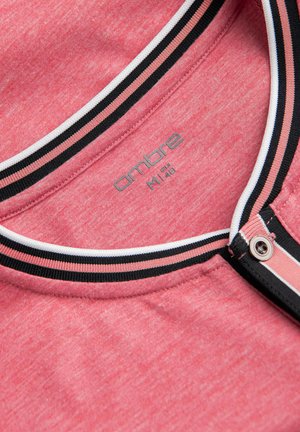 Lyserød stof t-shirt med rund halsudskæring, der har en flerfarvet stribet ribkant. Etiketten læser "ombre M 1/48." Glat tekstur.