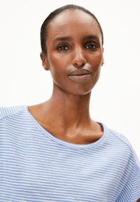 Blauw en witte gestreepte katoenen t-shirt met een lose fit, wijd halslijn en korte mouwen. Vrije textuur met subtiele stiksels.