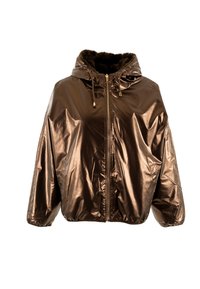Giubbotto bomber marrone, lucido, con cappuccio, caratterizzato da una fodera in pelliccia ecologica e chiusura con zip. Ha una vestibilità ampia e over-size con cordini regolabili.