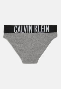 Szürke pamut alsónadrág fekete, fehér "CALVIN KLEIN" felirattal ellátott gumival. Sima textúra és klasszikus alsónadrág forma.