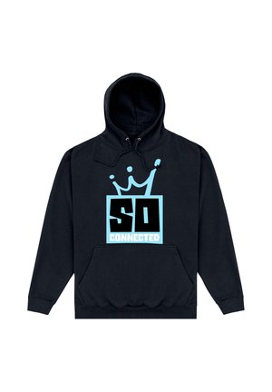 Felpa nera con tasca frontale, grafica di corona azzurra chiaro e testo audace "SO CONNECTED" sul petto. Cappuccio con coulisse incluso.
