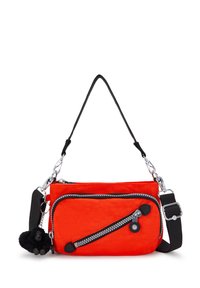 Borsa a tracolla rossa in nylon con tasca con zip e dettagli neri. Presenta una tracolla removibile e un charm pom-pom nero attaccato.