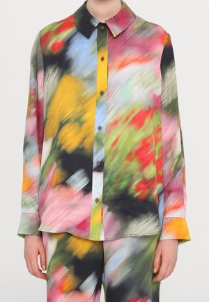 Chemise à manches longues boutonnée et pantalon assorti avec imprimé floral abstrait coloré en jaune, rouge, vert, bleu, rose et noir.