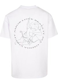 Balta medvilninė marškinėliai su pilku grafinu cherubo su lanku, aplinkui kuriuo yra apskrito teksto „AMOR LOVE BEATS IT ALL“.