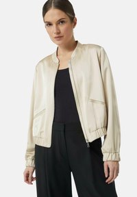 Beige Satin-Bomberjacke mit geripptem Kragen, Reißverschluss und seitlichen Taschen. Verfügt über elastische Bündchen und eine lässige Passform.