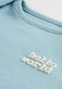 Hellblauer Pullover mit strukturiertem, gesticktem "Hello World"-Text in Weiß. Runder Halsausschnitt und gerippte Saumdetails. Glatte Stofftextur.
