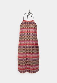 Robe sans manches à motif en chevron, mettant en avant des teintes vives de rouge, rose et noir, avec un col halter et des liens au dos. Tissu doux et léger.