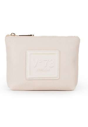 Piccola pochette beige testurizzata con cerniera, con una toppa rettangolare in rilievo con la scritta "V°78 VENEZIA" sul davanti.