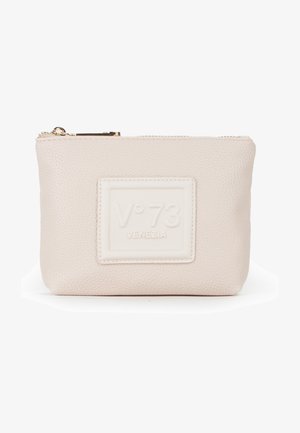 Piccola pochette beige testurizzata con cerniera, con una toppa rettangolare in rilievo con la scritta "V°78 VENEZIA" sul davanti.