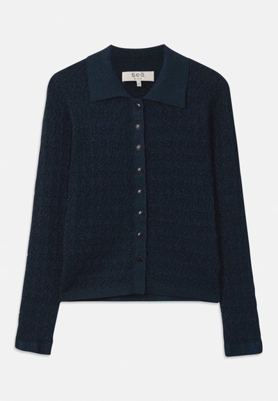 Cardigan en maille bleu marine avec un motif texturé, une fermeture à boutons à l'avant et un col contrastant. Il est doté de manches longues et d'une finition côtelée.