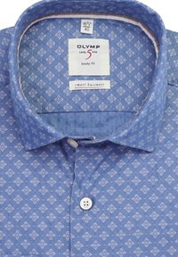 Camicia blu a fantasia con colletto classico, etichettata "OLYMP Level 5 Five body fit" in taglia 15¾ / 40, piegata ordinatamente.