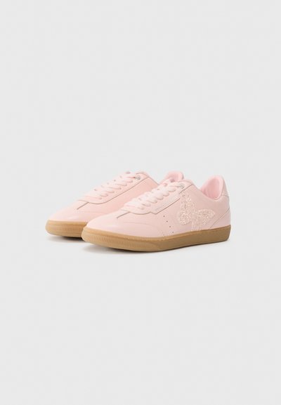 Sneakers rosa in pelle liscia con dettaglio a farfalla in glitter texture, dotate di suola in gomma e chiusura con lacci.