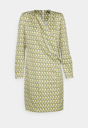 Robe à manches longues, longueur genou, avec motif géométrique en vert, blanc et noir, dotée d'un décolleté en V style cache-cœur et d'un détail froncé à la taille.