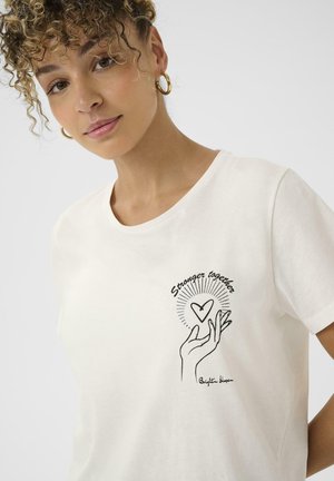 T-shirt en coton blanc avec un design dessiné à la main représentant une main tenant un cœur, accompagné du texte "Plus forts ensemble" en noir. Manches courtes.