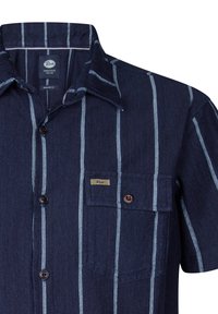 Marineblauw overhemd met korte mouwen met verticale witte strepen, een button-down kraag, een borstzak met een logo patch en donkergekleurde knopen.