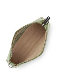 Borsa in pelle verde con una consistenza liscia, chiusura con zip e accessori metallici. L'interno presenta una fodera beige e una tasca organizzativa.