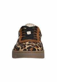 Leopardprint sneakers met een bovenwerk van bruin suede, zwarte veters en een rubberen zool. Ontworpen met een ronde neus en contrasterende accenten.