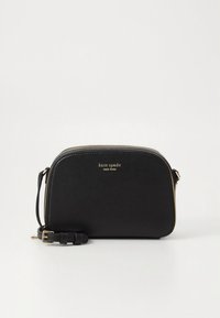 Černá kabelka crossbody z texturovaného syntetického materiálu. Má zlaté kovové doplňky, zapínání na zip a odnímatelný popruh. Na přední straně je viditelný detail s logem.