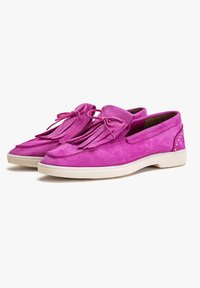 Rosa mockasinliknande skor i mocka med fransdetaljer, rund tå och vit gummisula. Små dekorativa nitar på klacken.