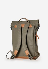 Olivgrüner Rucksack mit Rolltop-Design, Lederakzenten, gepolsterten Schultergurten und einer seitlichen Reißverschlusstasche für einfachen Zugriff.