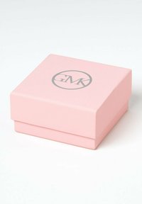 Rosa rektangulär låda med en slät yta och ett avtagbart lock. Har en cirkulär silverlogotyp med "GMK" centrerad på toppen.