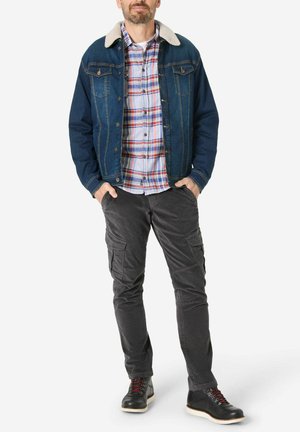 MIT KNOPFLEISTE UND TEDDYKRAGEN
 - Jeansjacke - dunkelblau