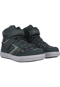 Zapatillas verdes de caña alta con un patrón de camuflaje, correa de Velcro y suelas de goma con un acabado texturizado y detalles en dorado.