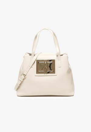 Bolso de mano de piel blanca con un cierre metálico rectangular que presenta un diseño de doble tono. Incluye asas cortas y una correa de hombro desmontable.