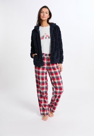Marineblaue, strukturiertes Fleece-Jacket mit Kapuze, graues T-Shirt mit bedrucktem Text und rot-karierte Schlafanzughose. Weiche Materialien und lockere Passform.