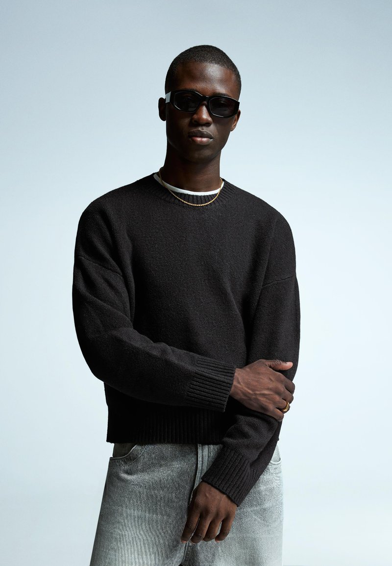 Bershka Strickpullover - black