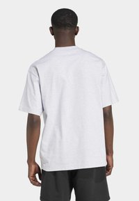 adidas Originals P ESS TEE - Navadna majica - light grey heather
