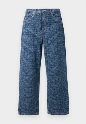 Jeans de denim azul con un diseño de pierna recta, con un patrón de logo repetido en toda la prenda en un tono azul más claro. Estilo estándar de cinco bolsillos.