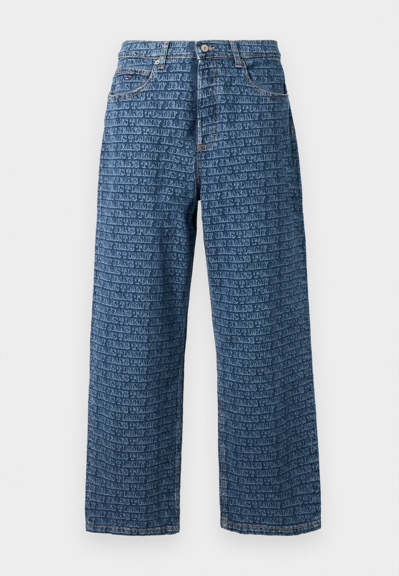 Jeans de denim azul con un diseño de pierna recta, con un patrón de logo repetido en toda la prenda en un tono azul más claro. Estilo estándar de cinco bolsillos.