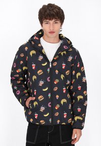 Svart zip-up jacka med matteman, prydd med hamburgare, glass och drycker. Tyget har en slät, blank yta.