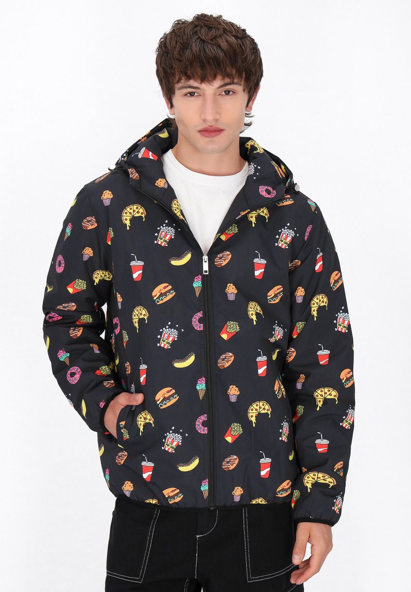 Svart zip-up jacka med matteman, prydd med hamburgare, glass och drycker. Tyget har en slät, blank yta.