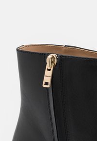COACH Botines con plataforma - black