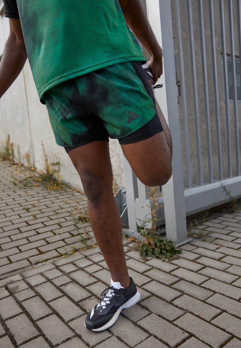 adidas Performance BRLN 2IN1 OUTDOOR - Pantalones montañeros cortos - black/vivid green