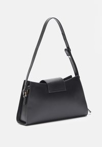 Zwarte leren handtas met een slank rechthoekig formaat, een verstelbare band en een klep-sluiting. Voorzien van een gladde textuur en minimale hardware.