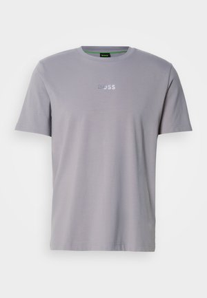 Szary bawełniany t-shirt z krótkim rękawem, z okrągłym dekoltem i wypukłym białym logo "BOSS" na piersi.