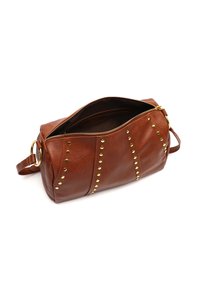 Borsa a tracolla in pelle marrone con chiusura a zip, dettagli con borchie e una tracolla corta. L'interno è spazioso e presenta più scomparti.