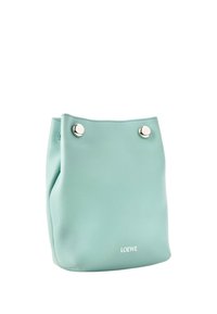 Petit sac en cuir bleu clair avec fermetures à boutons argentés et logo "LOEWE" à l'avant, sur fond blanc.