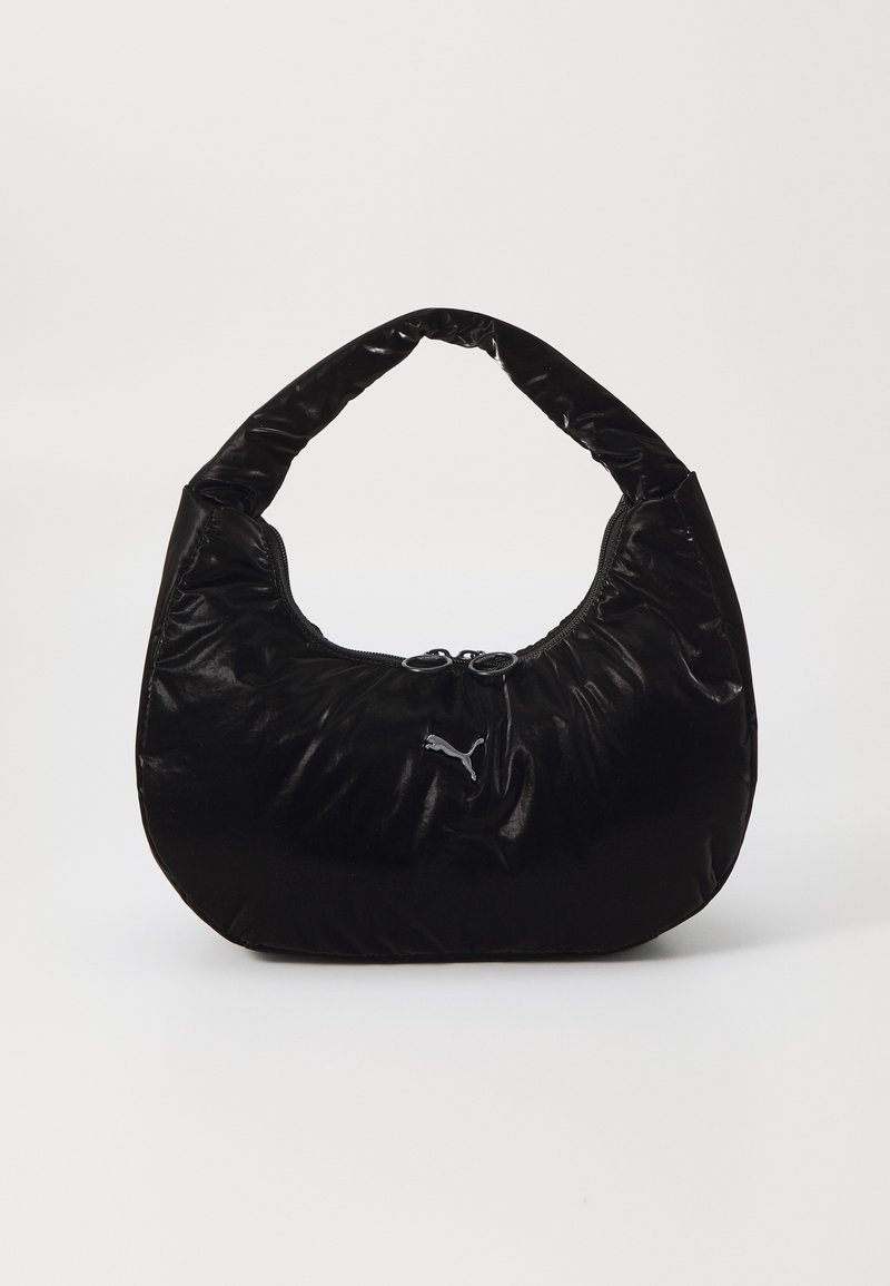 Sac à main noir en forme de coussin avec une silhouette courbée, texture brillante et fermeture éclair. Doté d'un détail de logo à l'avant et d'une poignée douce.