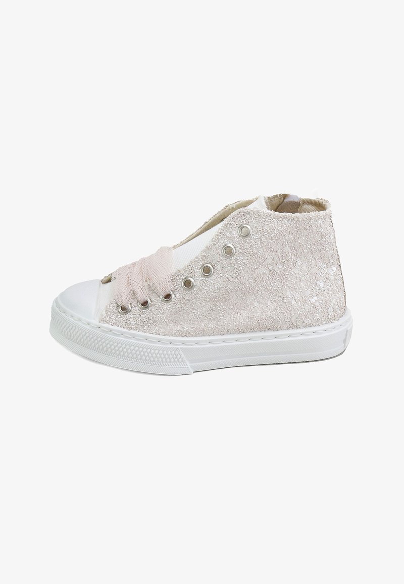 Zapatilla de caña alta blanca con tejido texturizado y brillante, siete ojales con cordones rosas, suela de goma blanca y puntera blanca.