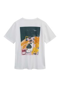 Weißes T-Shirt mit kurzen Ärmeln und buntem Aufdruck von Brot, einem Glas Marmelade, Obst, Blumen und Blättern auf der Rückseite.