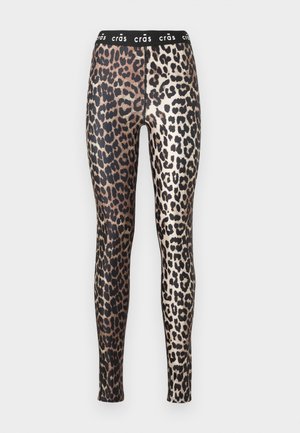 Leggings med leopardprint, der har et sort elastisk taljebånd med "crâs" tekst, fremstillet af et skinnende og glat materiale.