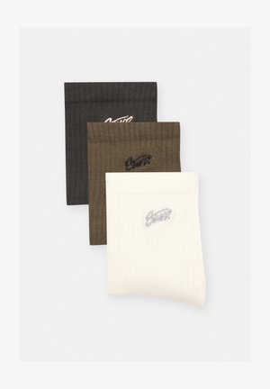 Három pár bordázott zokni fekete, olívazöld és fehér színben, mindegyik a szegélyén hímzett logóval, sima tapintással.