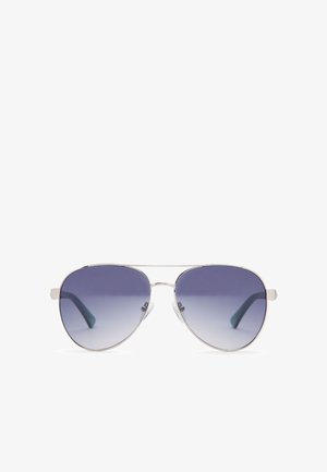 Occhiali da sole in stile aviator con montatura in metallo argento e lenti blu sfumate su uno sfondo bianco.