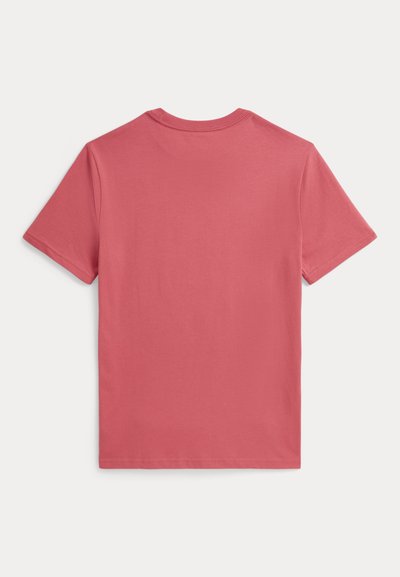 Μονόχρωμο dusty pink μπλουζάκι με κοντά μανίκια και στρογγυλή λαιμόκοψη, εμφανιζόμενο από πίσω σε λευκό φόντο.