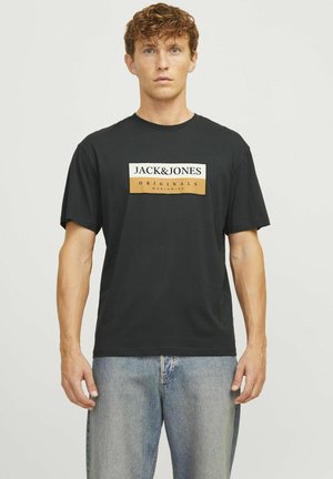 Sort bomulds t-shirt med et stort rektangulært logo, der viser "JACK&JONES" og "ORIGINALS" i hvidt og guld, kortærmet og med en afslappet pasform.